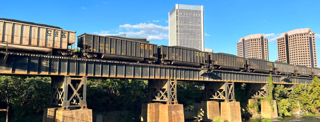 رچمنڈ میں پل پر مال بردار ریل کاریں۔