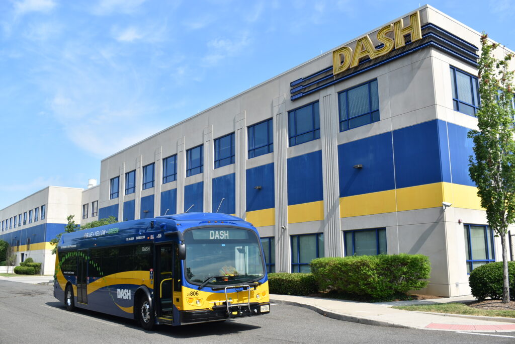 DASH برانڈڈ عمارت کے سامنے DASH بس